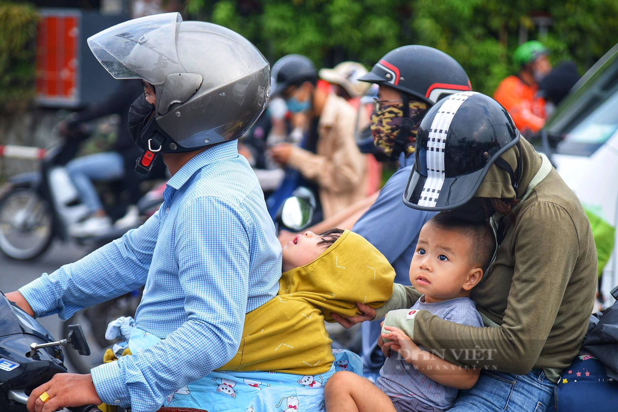 Trẻ em ngủ gục lưng bố mẹ trong ngày trở lại Hà Nội sau kỳ nghỉ lễ Quốc khánh 2/9 - Ảnh 4.
