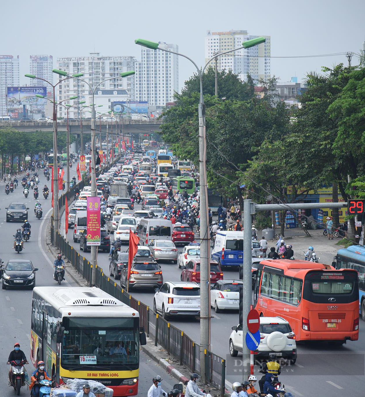 Cửa ngõ, đường phố ùn tắc nghiêm trọng vì người dân đổ xô lên Hà Nội - Ảnh 6.