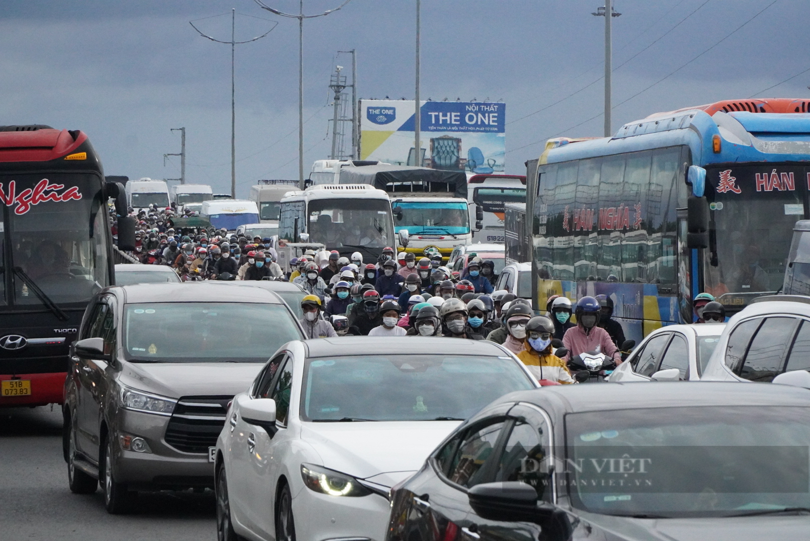 Tắc nghẽn giao thông ở QL1 do người dân từ các tỉnh miền Tây trở lại thành phố khá đông - Ảnh 4.