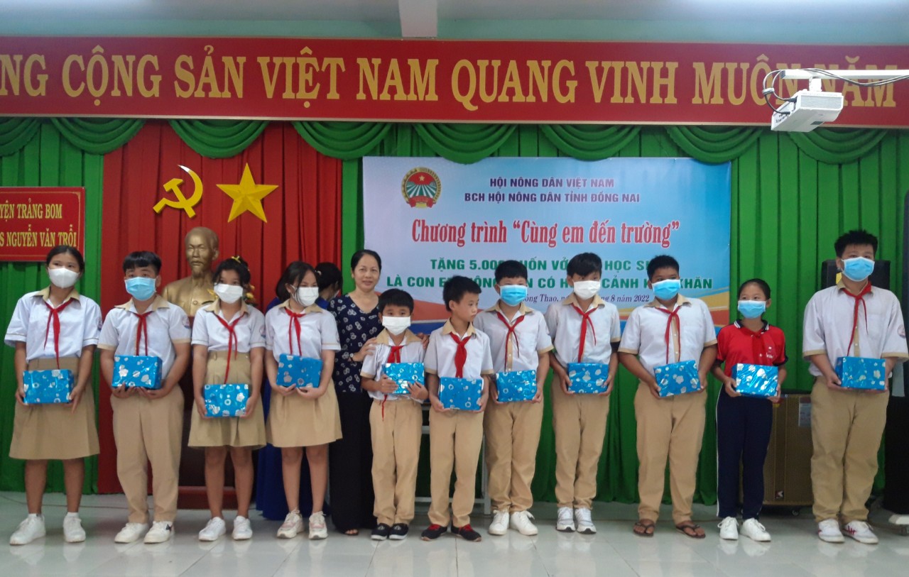 Hội Nông dân Đồng Nai tặng 30.000 cuốn vở cho các em học sinh nghèo vượt khó  - Ảnh 2.