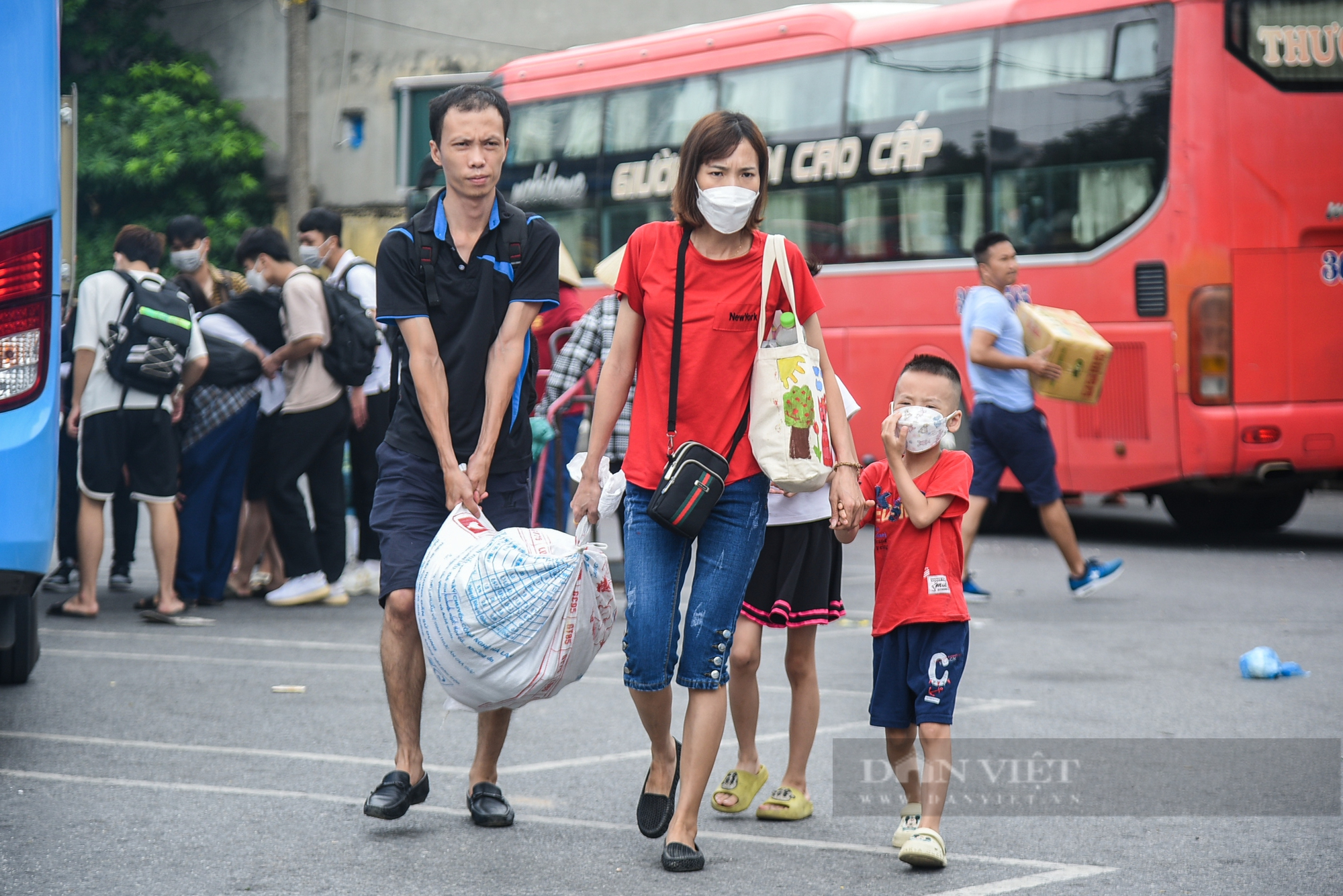 Cha mẹ bế con nhỏ, xách đồ đạc trên lỉnh kỉnh trở lại Hà Nội ngày cuối nghỉ lễ 2/9 - Ảnh 6.