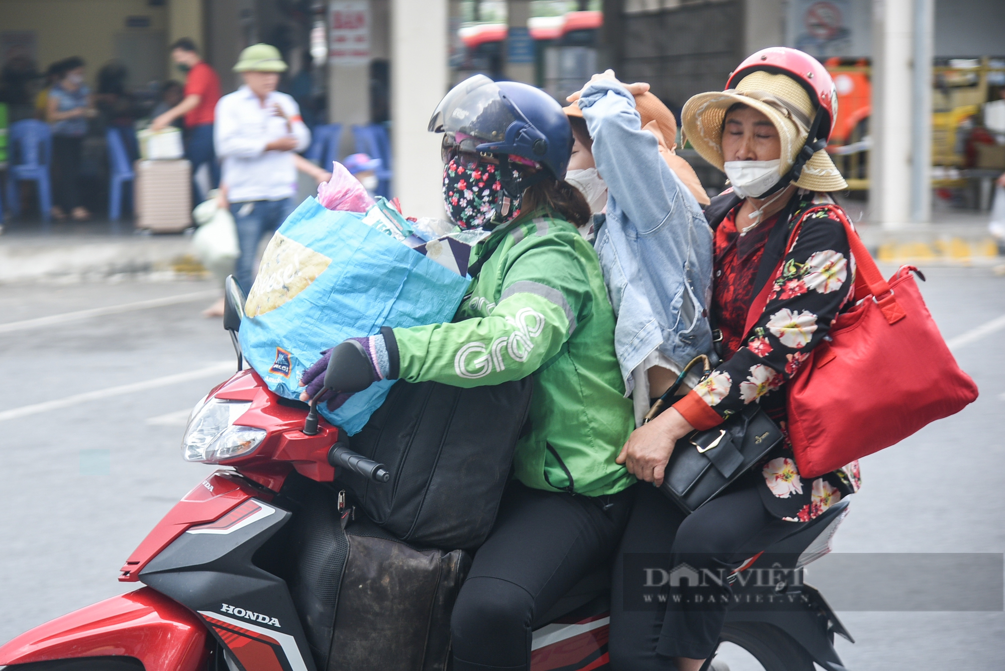 Cha mẹ bế con nhỏ, xách đồ đạc trên lỉnh kỉnh trở lại Hà Nội ngày cuối nghỉ lễ 2/9 - Ảnh 8.