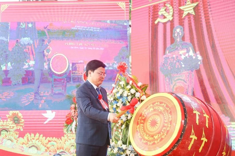 Bí thư Tỉnh ủy Bắc Ninh Nguyễn Anh Tuấn đánh trống khai giảng năm học mới tại Trường THPT Gia Bình số 1 - Ảnh 1.