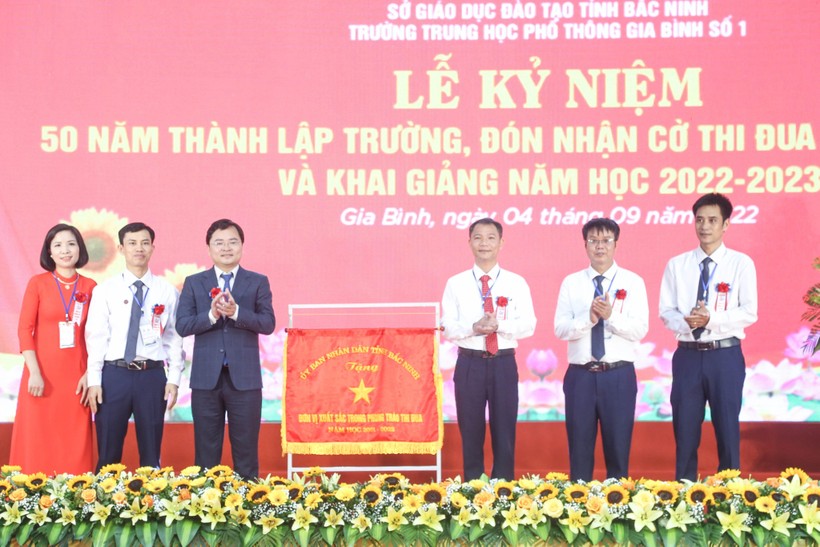 Bí thư Tỉnh ủy Bắc Ninh Nguyễn Anh Tuấn đánh trống khai giảng năm học mới tại Trường THPT Gia Bình số 1 - Ảnh 2.