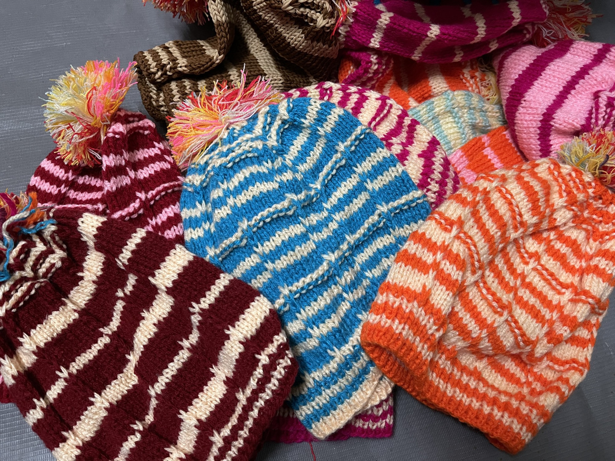 Cụ bà miệt mài gần 10 năm đan mũ len tặng trẻ nghèo vùng cao - Ảnh 5.