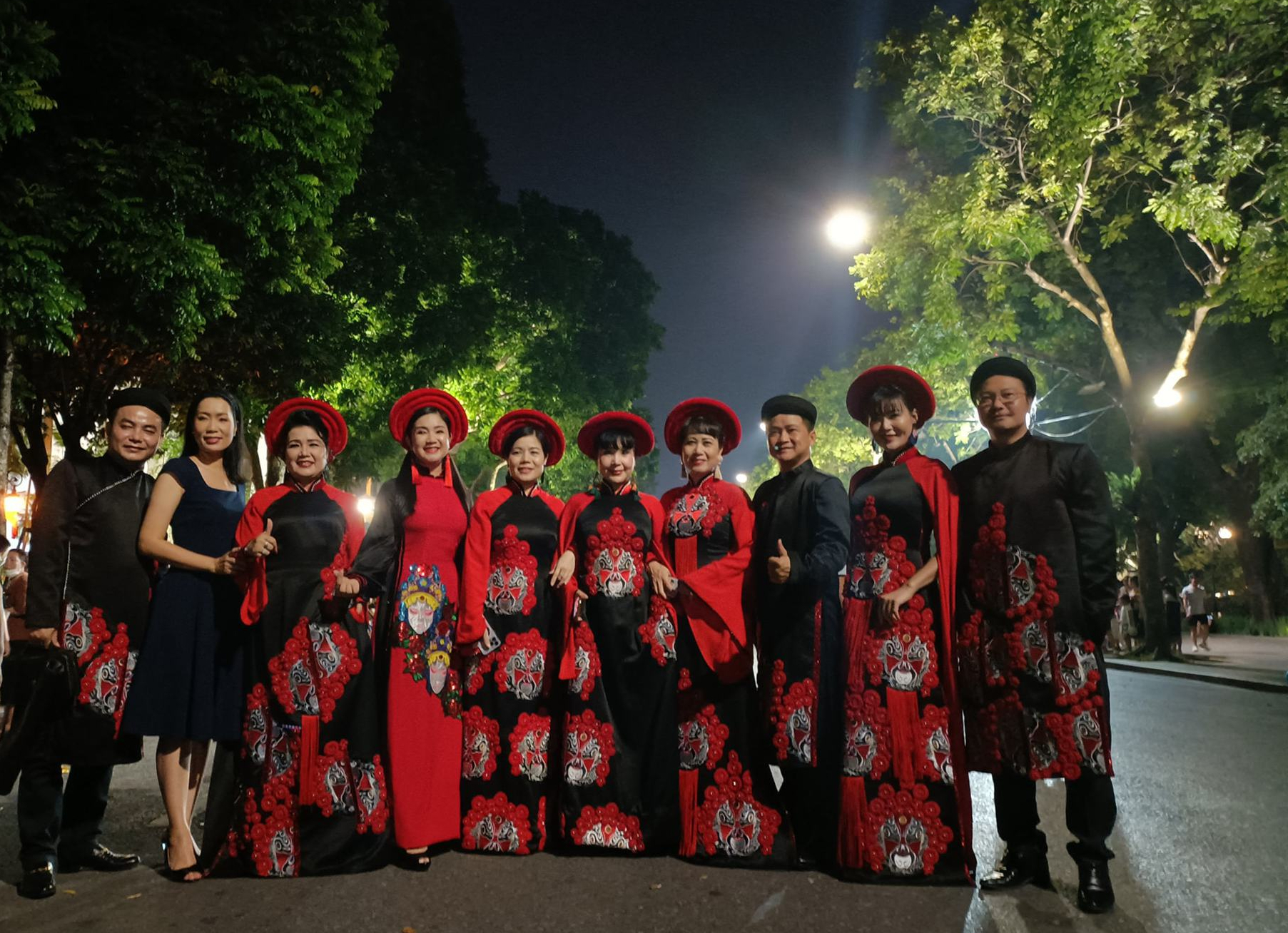Hàng trăm nghệ sĩ tên tuổi gây bất ngờ khi làm người mẫu trong đêm hội kỷ niệm Ngày Sân khấu Việt Nam - Ảnh 16.