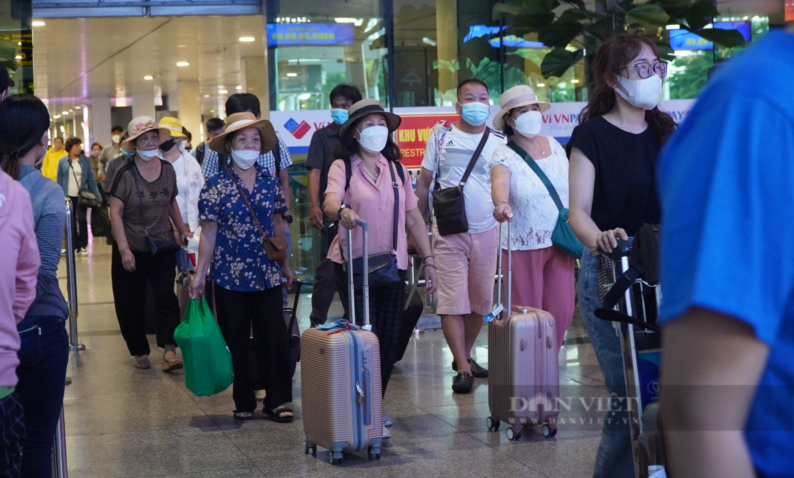 Lượng khách đến sân bay Tân Sơn Nhất tăng vọt trong ngày cuối nghỉ lễ - Ảnh 3.