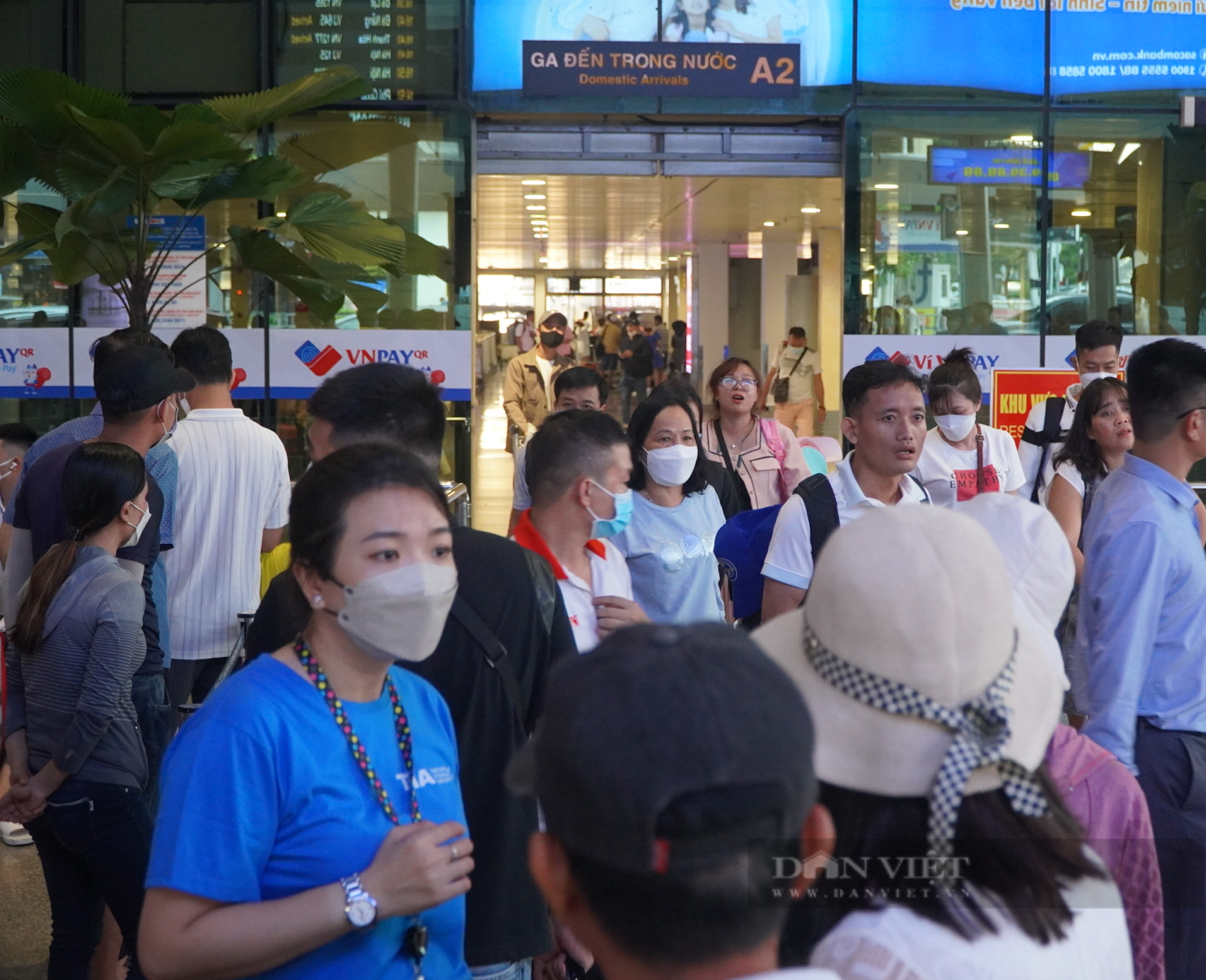 Lượng khách đến sân bay Tân Sơn Nhất tăng vọt trong ngày cuối nghỉ lễ - Ảnh 1.