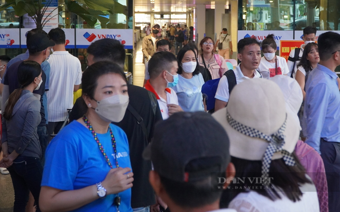Lượng khách đến sân bay Tân Sơn Nhất tăng vọt trong ngày cuối nghỉ lễ