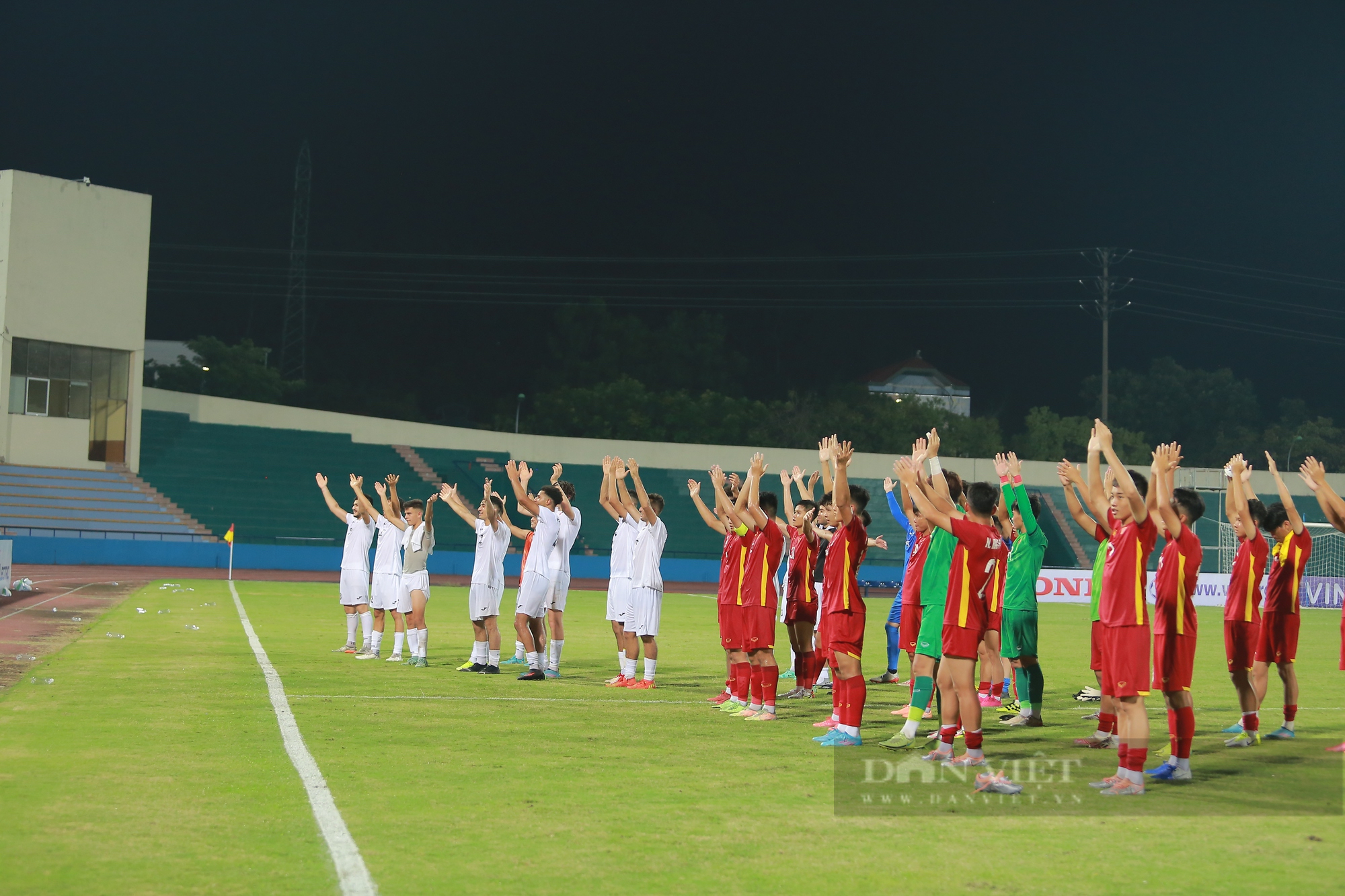 Các cầu thủ U20 Palestine hào hứng chụp ảnh cùng khán giả Việt Nam - Ảnh 2.