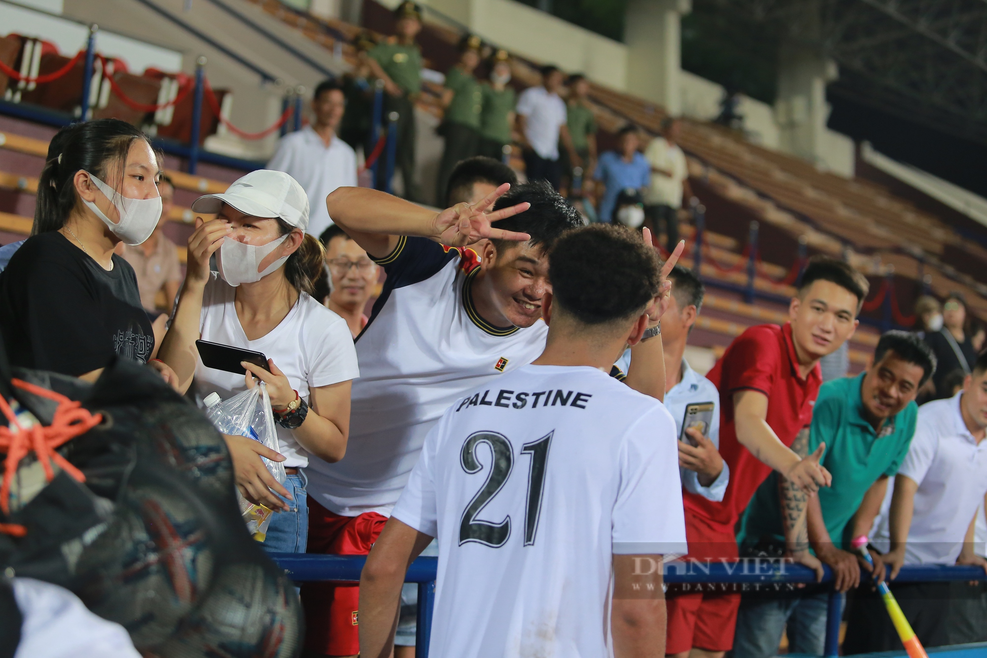 Các cầu thủ U20 Palestine hào hứng chụp ảnh cùng khán giả Việt Nam - Ảnh 5.