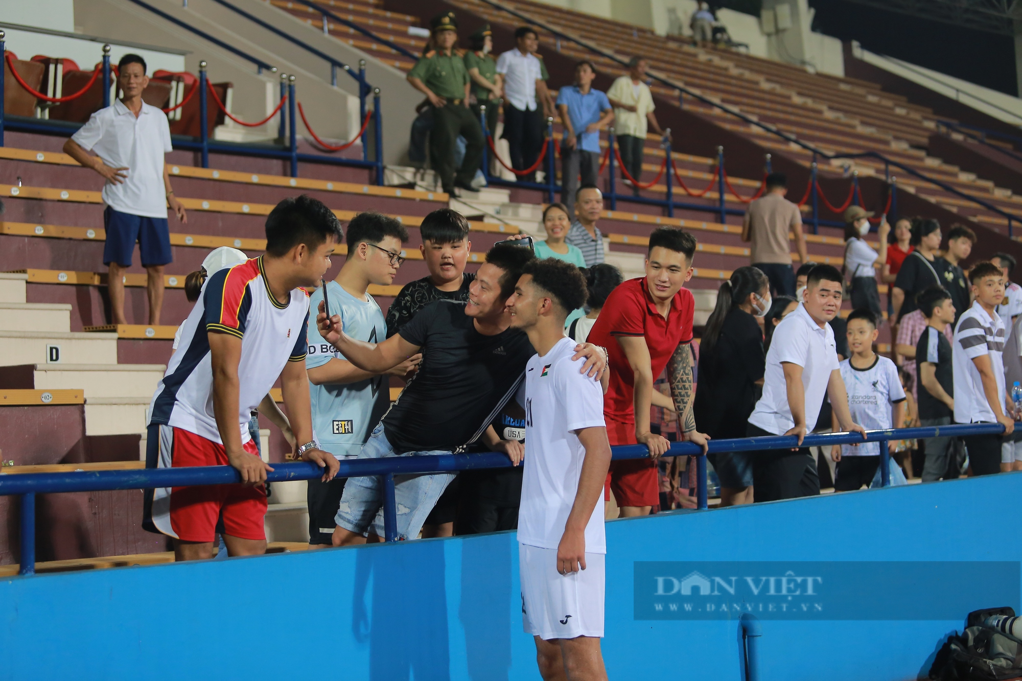 Các cầu thủ U20 Palestine hào hứng chụp ảnh cùng khán giả Việt Nam - Ảnh 6.