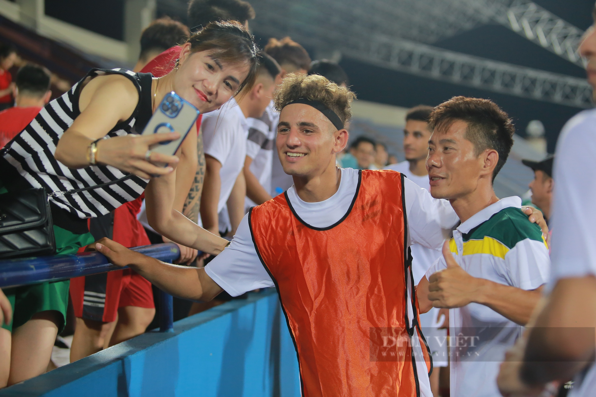 Các cầu thủ U20 Palestine hào hứng chụp ảnh cùng khán giả Việt Nam - Ảnh 7.