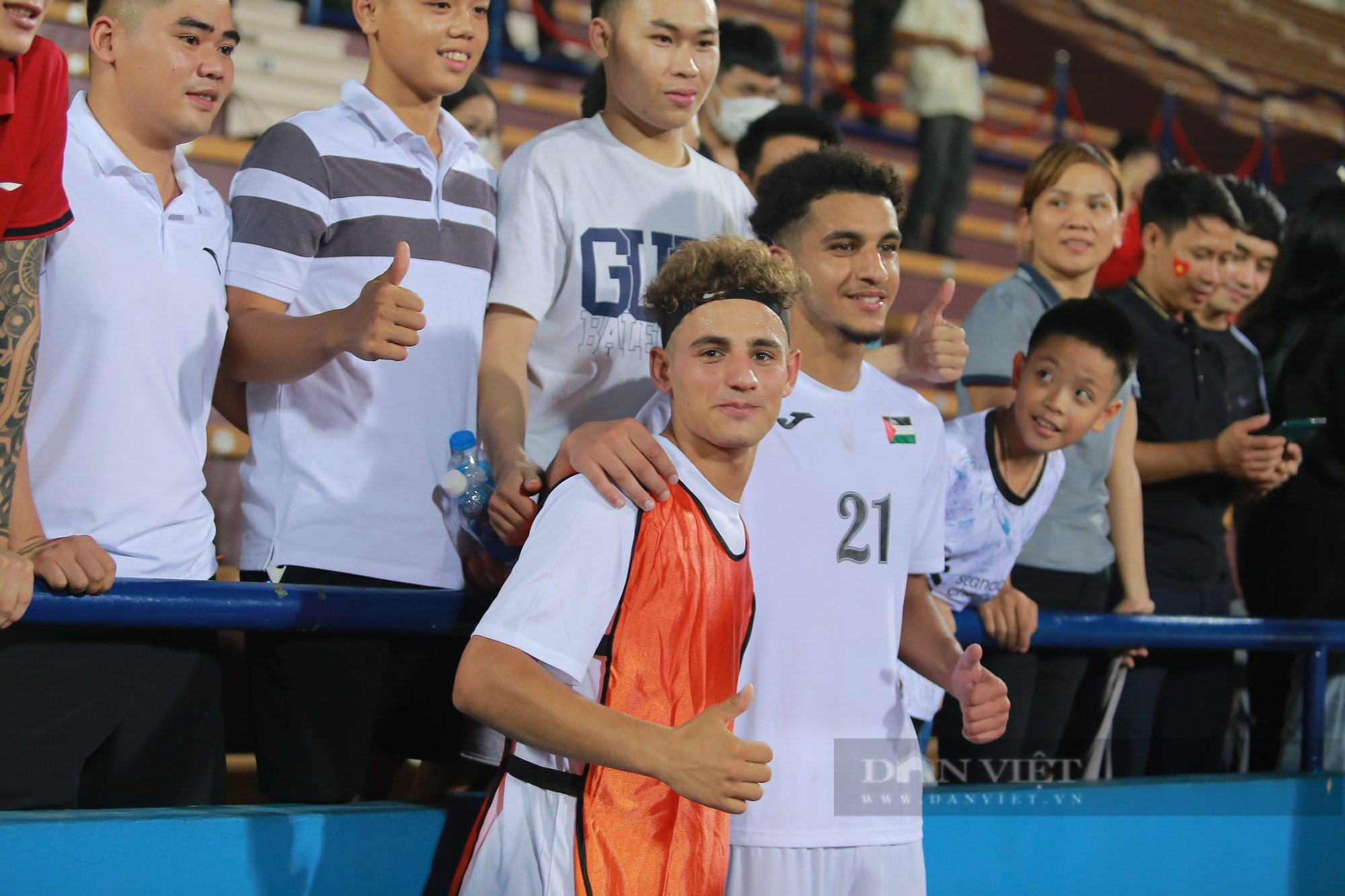 Các cầu thủ U20 Palestine hào hứng chụp ảnh cùng khán giả Việt Nam - Ảnh 3.