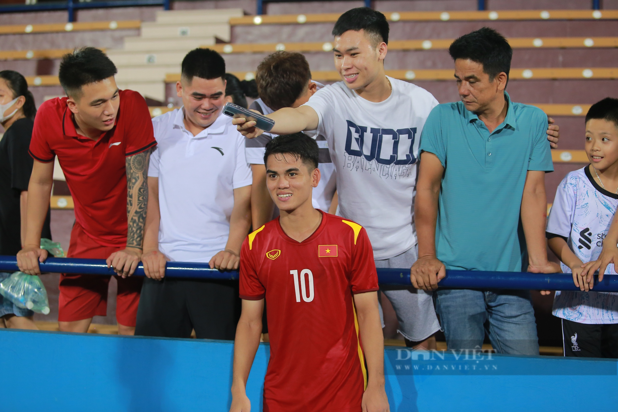 Các cầu thủ U20 Palestine hào hứng chụp ảnh cùng khán giả Việt Nam - Ảnh 4.