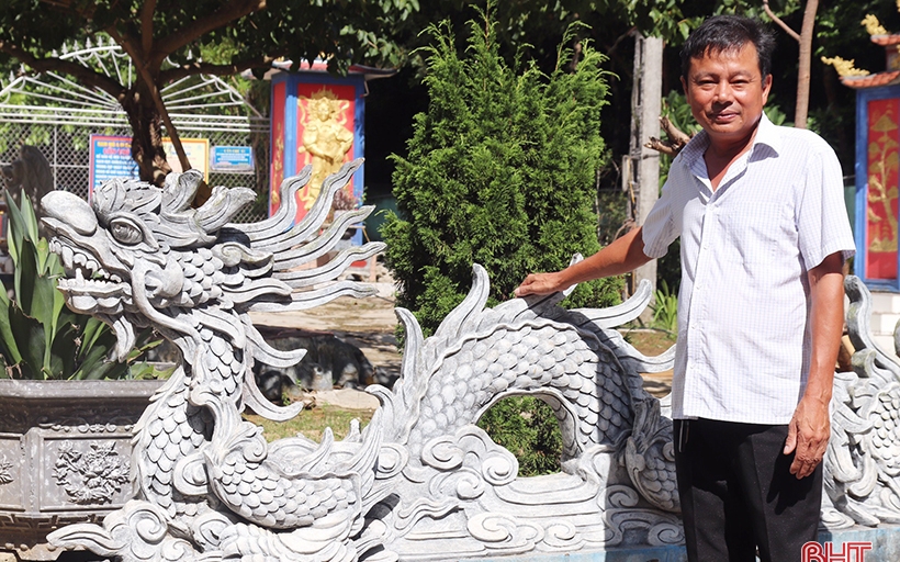 Ở làng này của Hà Tĩnh, đàn ông con trai theo cái nghề quanh năm &quot;tạc rồng, đắp phượng&quot; làm vui cho thiên hạ