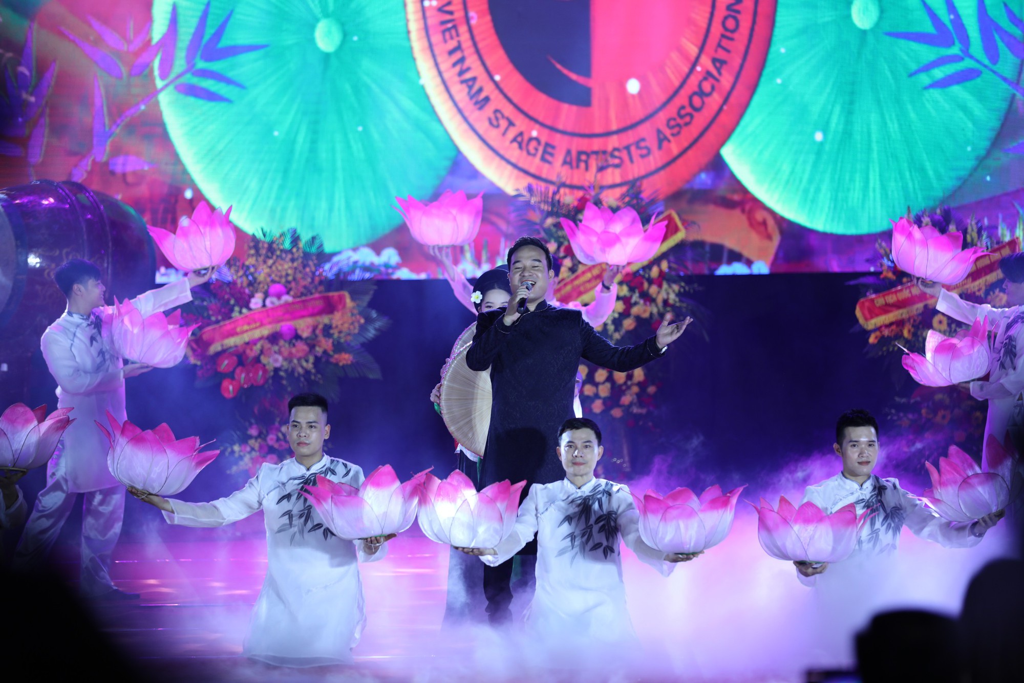 Hàng trăm nghệ sĩ tên tuổi gây bất ngờ khi làm người mẫu trong đêm hội kỷ niệm Ngày Sân khấu Việt Nam - Ảnh 6.