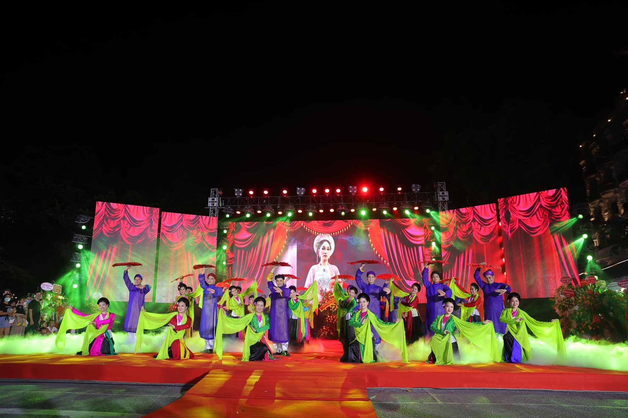 Hàng trăm nghệ sĩ tên tuổi gây bất ngờ khi làm người mẫu trong đêm hội kỷ niệm Ngày Sân khấu Việt Nam - Ảnh 7.