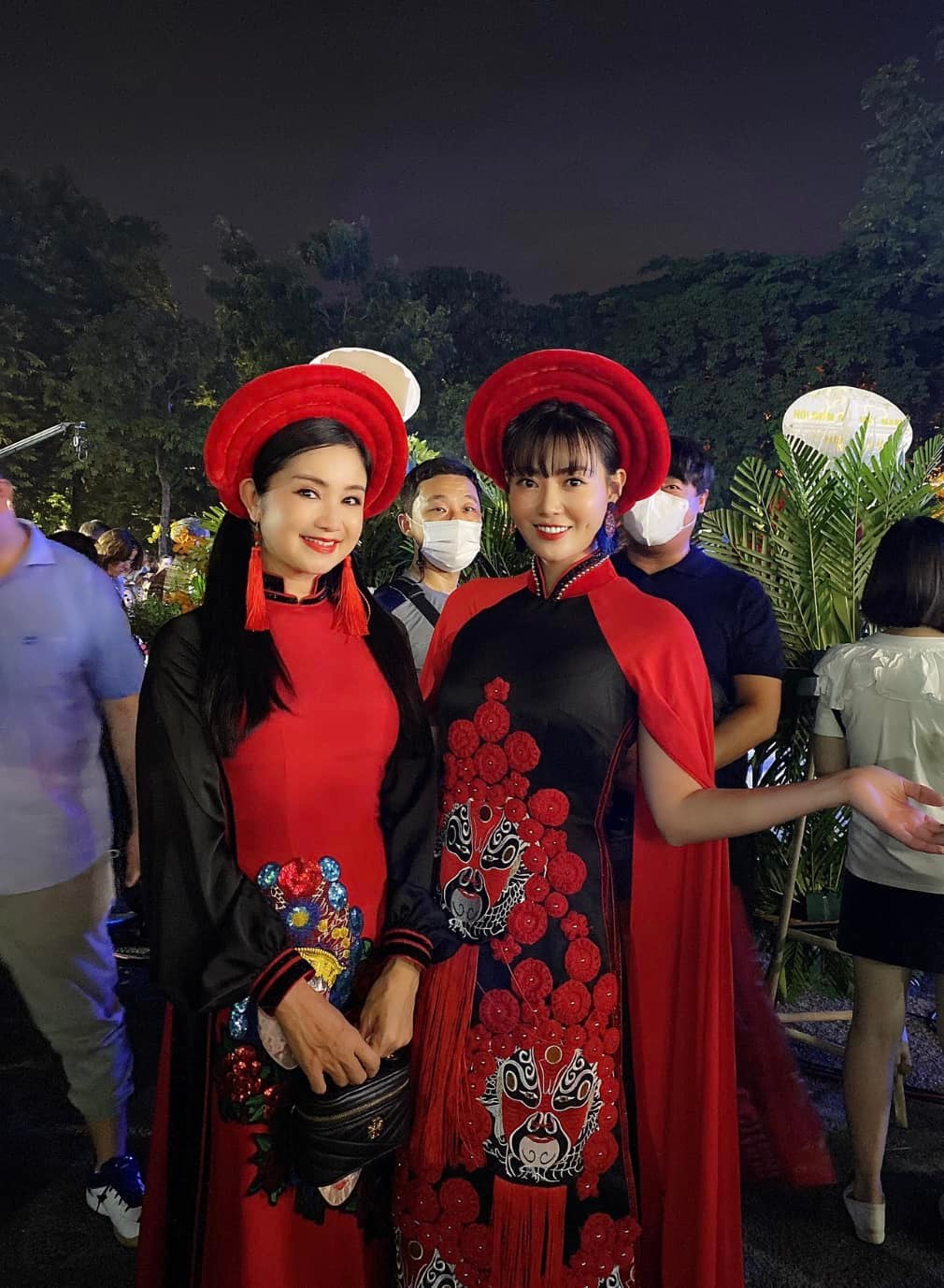 Hàng trăm nghệ sĩ tên tuổi gây bất ngờ khi làm người mẫu trong đêm hội kỷ niệm Ngày Sân khấu Việt Nam - Ảnh 15.