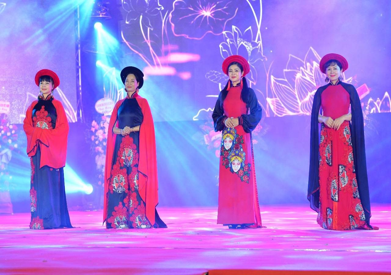Hàng trăm nghệ sĩ tên tuổi gây bất ngờ khi làm người mẫu trong đêm hội kỷ niệm Ngày Sân khấu Việt Nam - Ảnh 9.