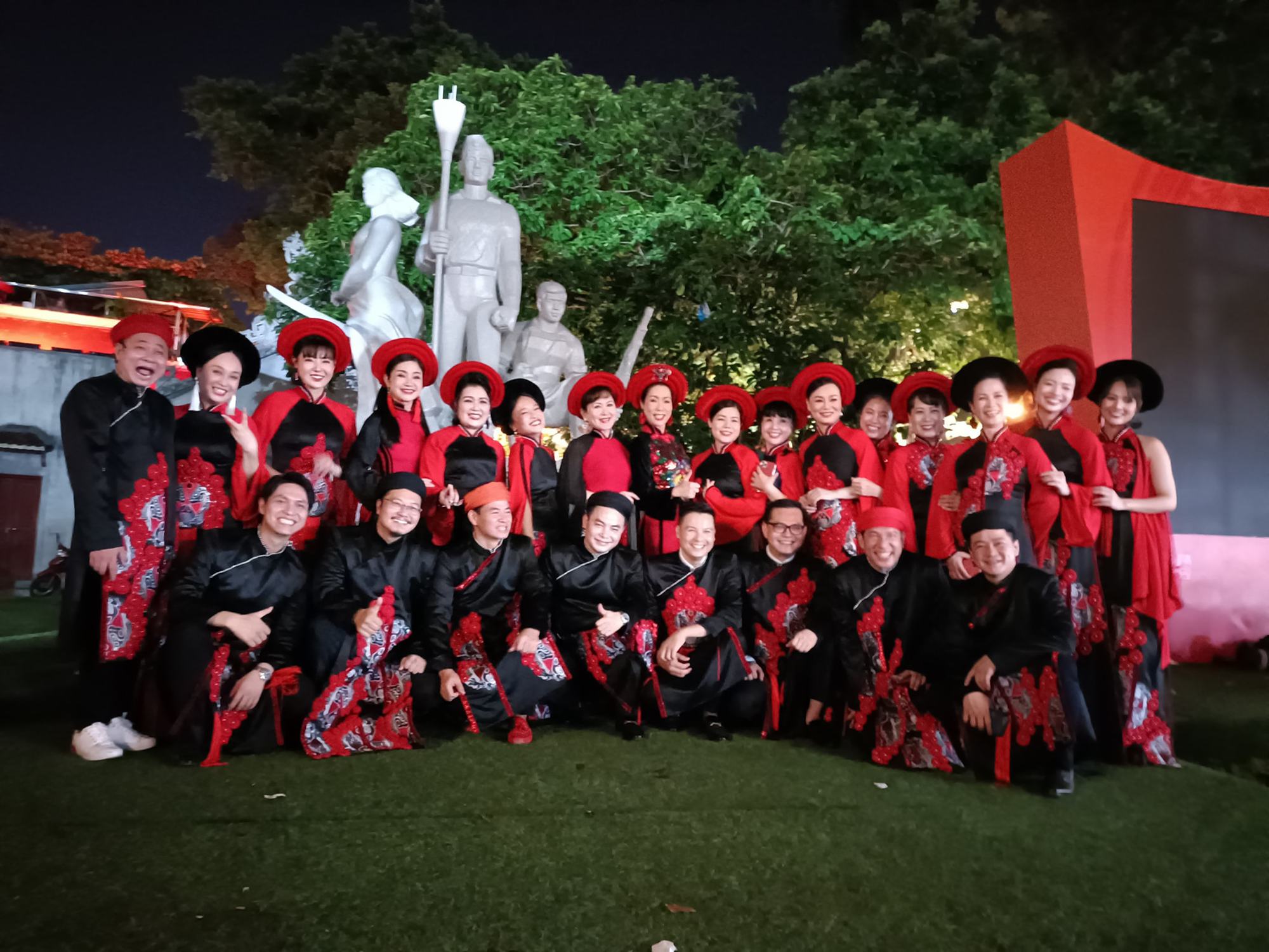 Hàng trăm nghệ sĩ tên tuổi gây bất ngờ khi làm người mẫu trong đêm hội kỷ niệm Ngày Sân khấu Việt Nam - Ảnh 9.