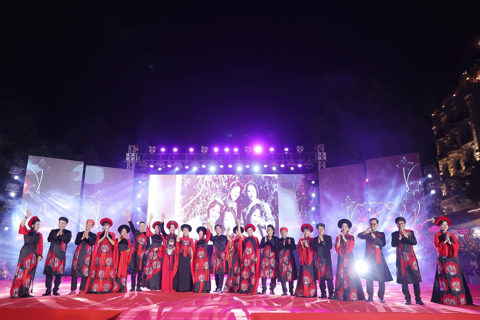 Hàng trăm nghệ sĩ tên tuổi gây bất ngờ khi làm người mẫu trong đêm hội kỷ niệm Ngày Sân khấu Việt Nam - Ảnh 1.