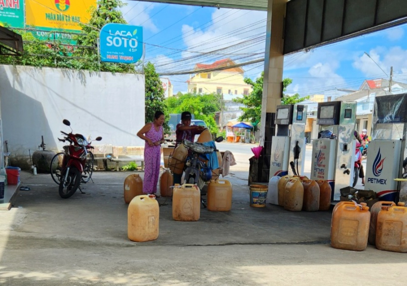 Máy cắt, ghe chở lúa &quot;khát&quot; dầu vì cây xăng bán nhỏ giọt, nông dân miền Tây kêu trời - Ảnh 2.