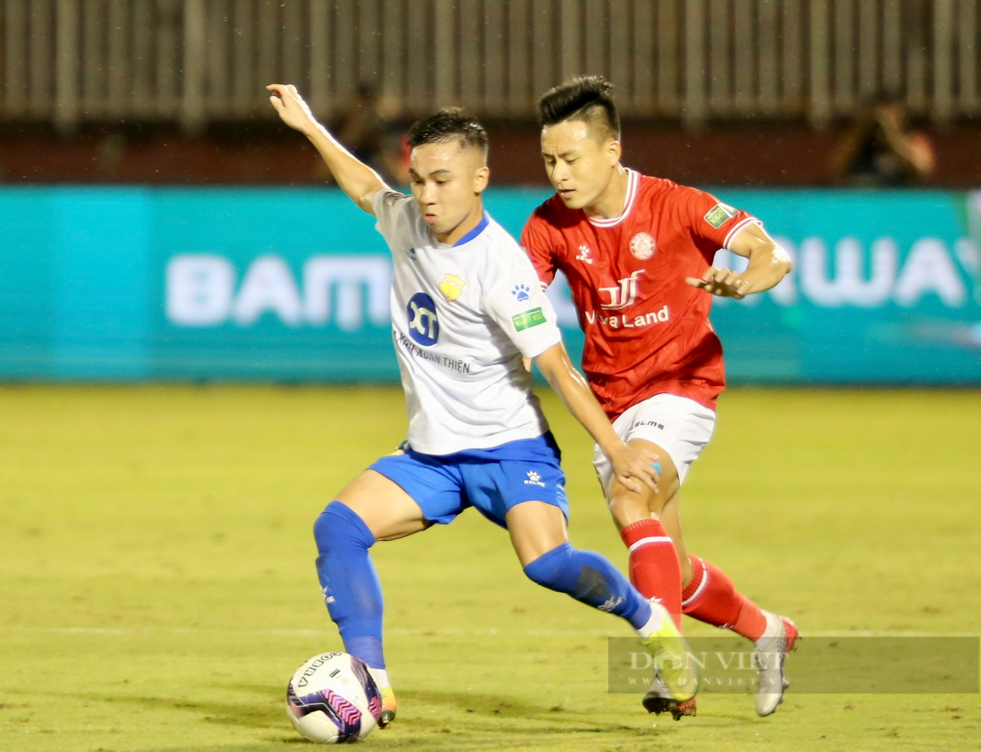 Lee Nguyễn bất lực, CLB TP.HCM bại trận trên sân nhà - Ảnh 2.
