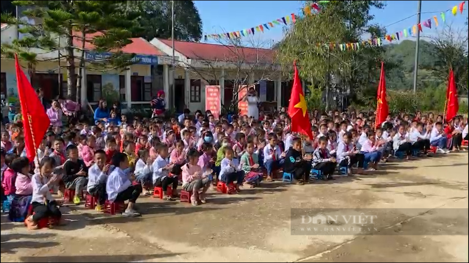 Trên 25 nghìn học sinh huyện biên giới ở Lai Châu tưng bựng dự lễ khai giảng - Ảnh 7. Trên 25 nghìn học sinh huyện biên giới ở Lai Châu tưng bựng dự lễ khai giảng - Ảnh 7.