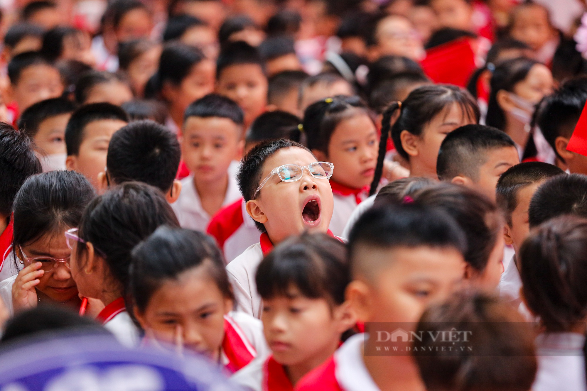 Những khoảnh khắc vô cùng đáng yêu của học sinh lớp 1 trong ngày khai giảng năm học mới tại Hà Nội - Ảnh 13.