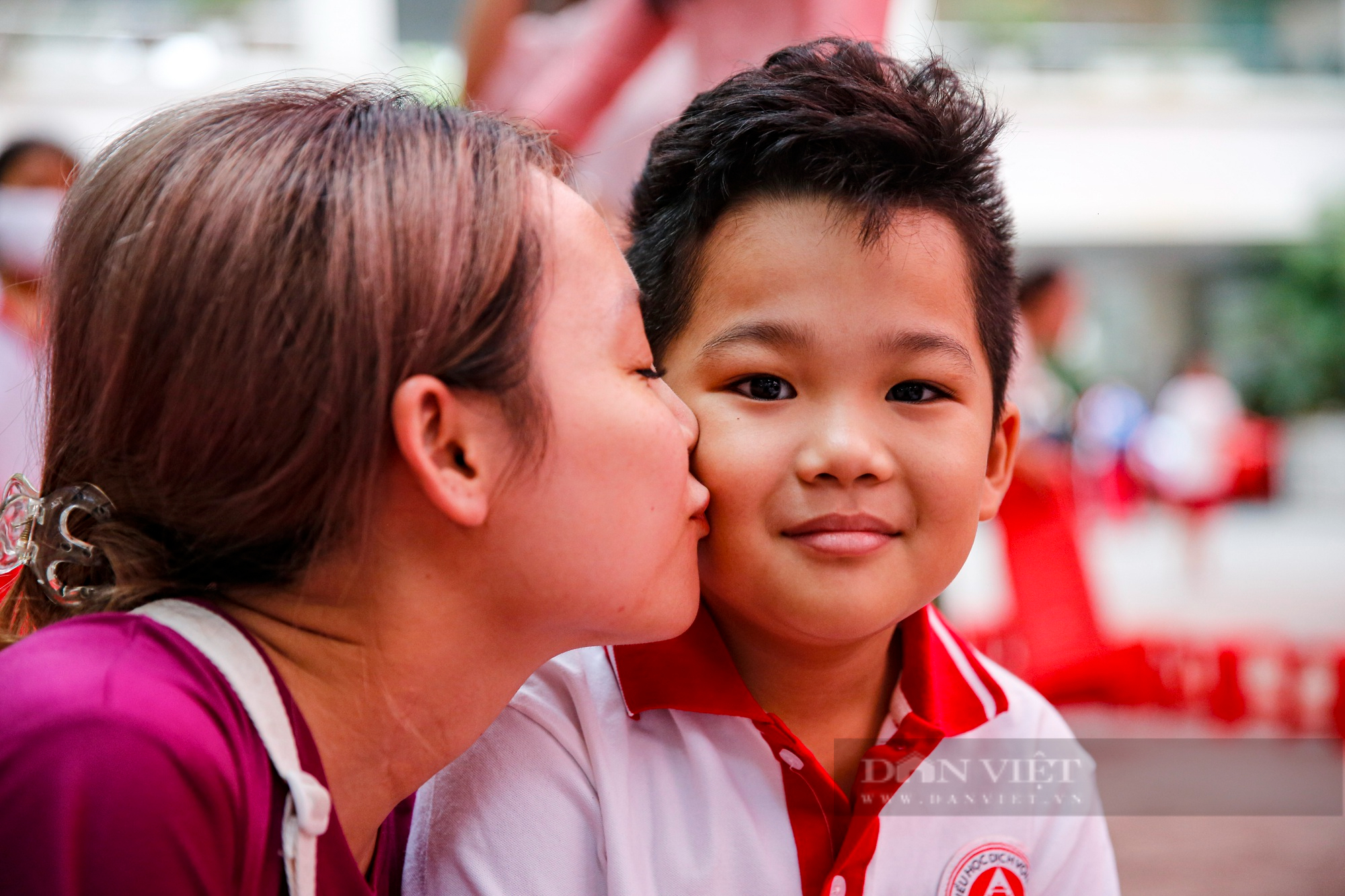 Những khoảnh khắc vô cùng đáng yêu của học sinh lớp 1 trong ngày khai giảng năm học mới tại Hà Nội - Ảnh 16.