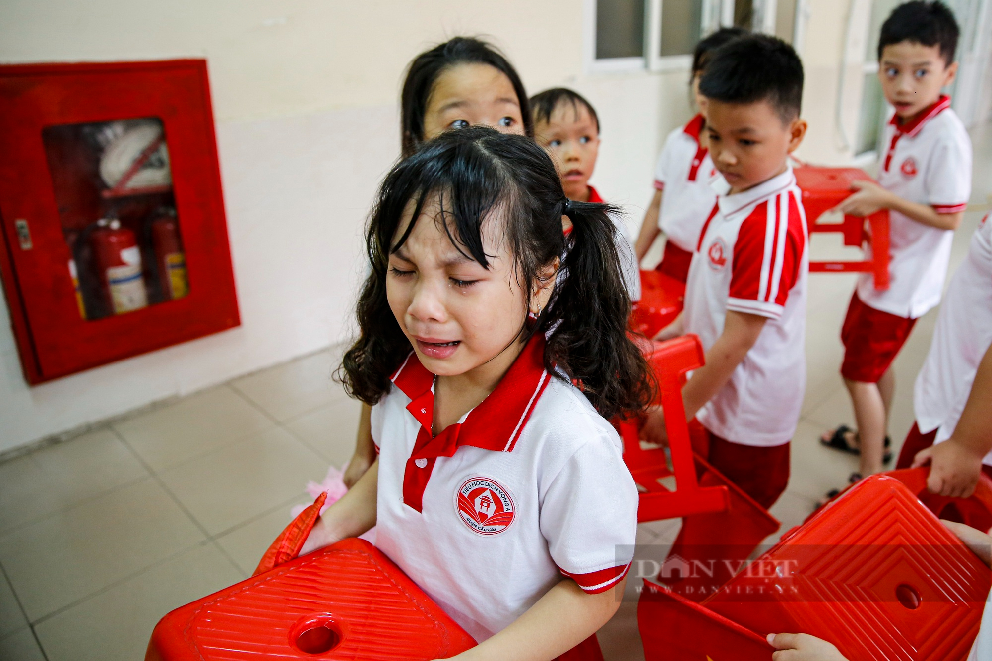 Những khoảnh khắc vô cùng đáng yêu của học sinh lớp 1 trong ngày khai giảng năm học mới tại Hà Nội - Ảnh 17.