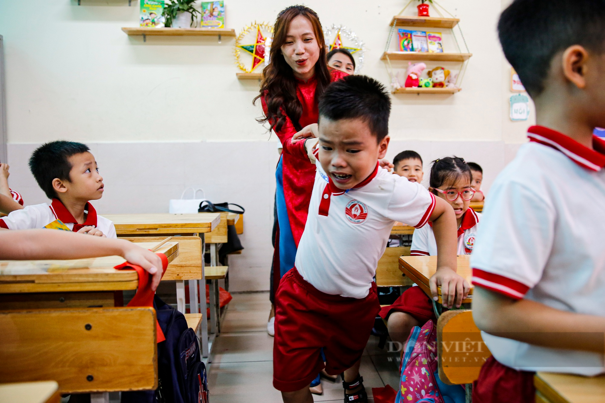 Những khoảnh khắc vô cùng đáng yêu của học sinh lớp 1 trong ngày khai giảng năm học mới tại Hà Nội - Ảnh 18.