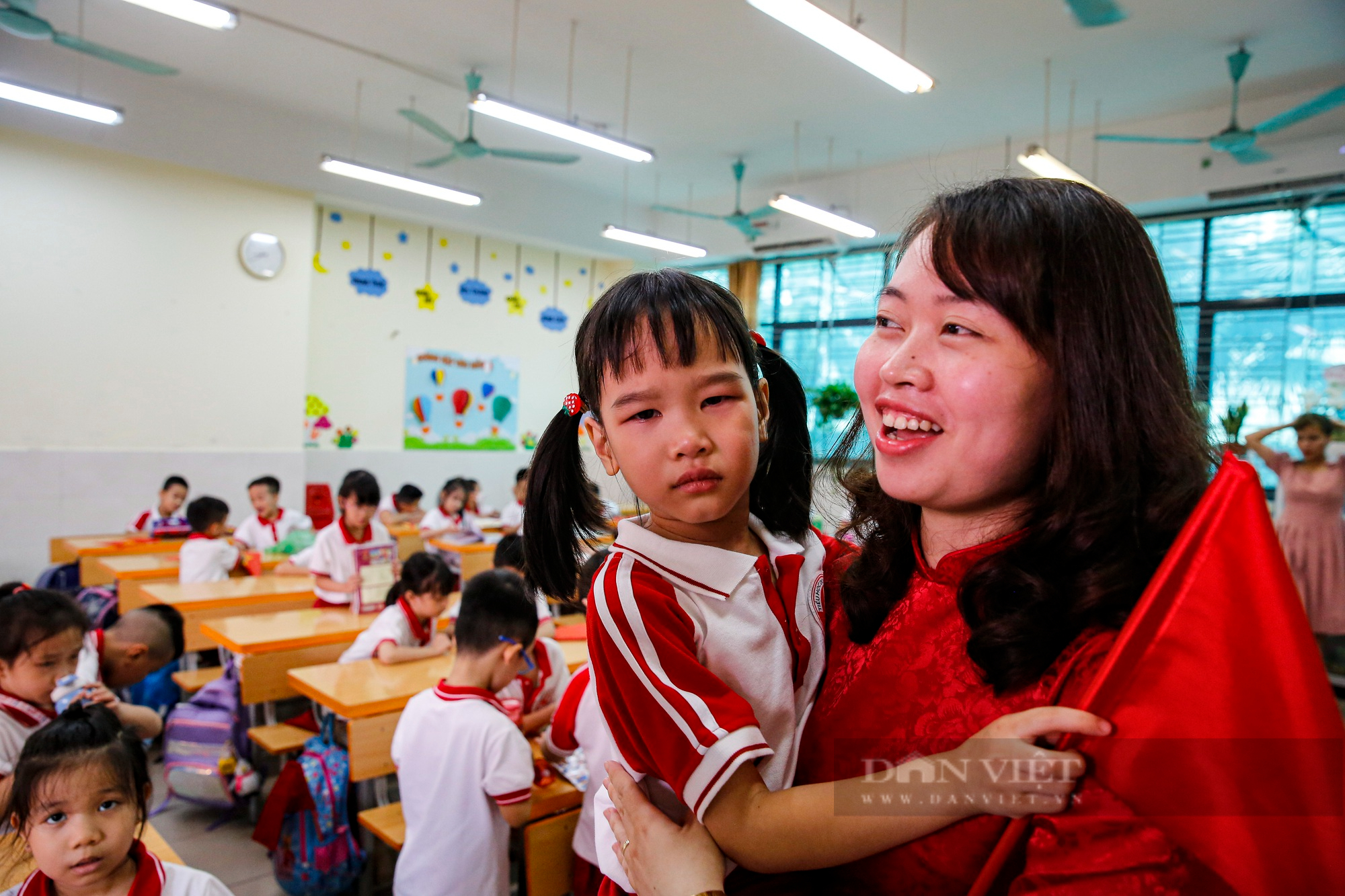 Những khoảnh khắc vô cùng đáng yêu của học sinh lớp 1 trong ngày khai giảng năm học mới tại Hà Nội - Ảnh 19.