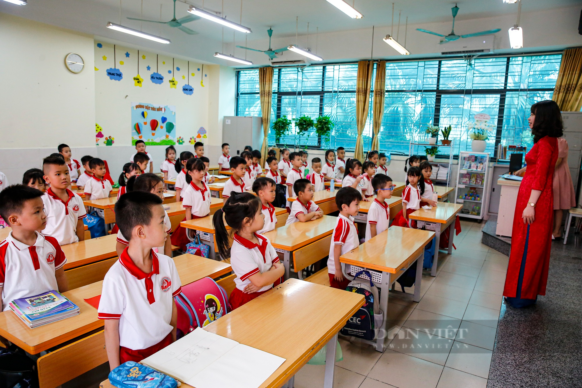 Những khoảnh khắc vô cùng đáng yêu của học sinh lớp 1 trong ngày khai giảng năm học mới tại Hà Nội - Ảnh 20.