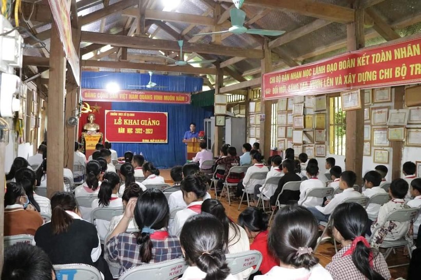 Trường học ở Sơn La ngập trong bùn nước tổ chức lễ khai giảng đặc biệt - Ảnh 2.
