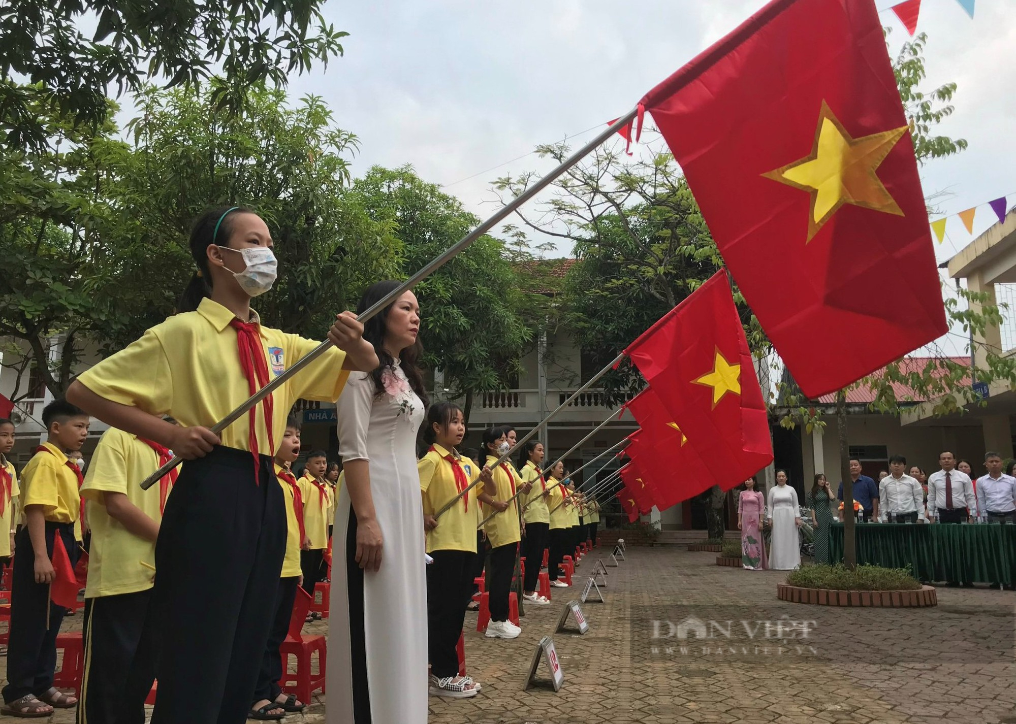 Hơn 800.000 học sinh Nghệ An tưng bừng khai giảng năm học mới - Ảnh 9.