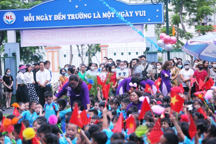 Ngộ nghĩnh trẻ bật khóc, bám chặt cha mẹ ngày Khai giảng đặc biệt tại nơi vừa bốc thăm vào trường mầm non - Ảnh 13.