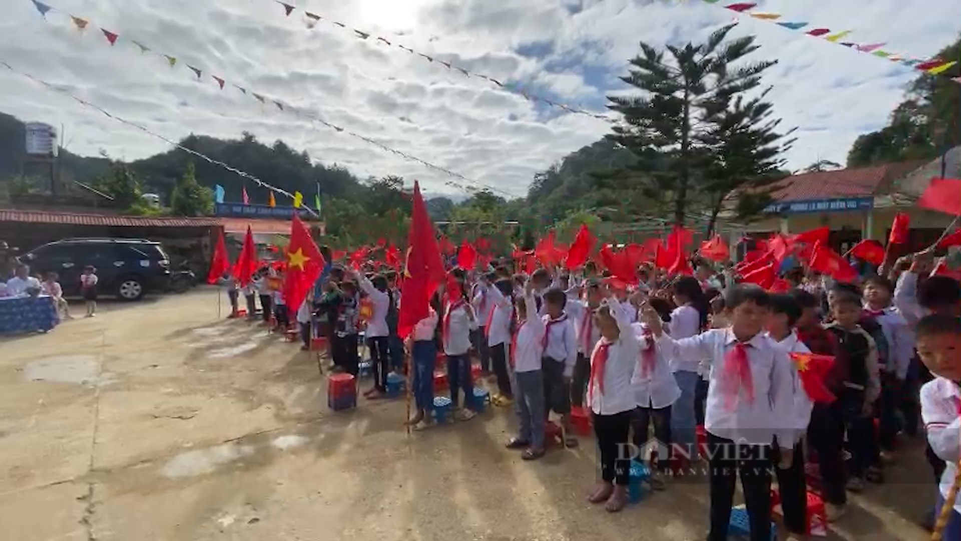 Trên 25 nghìn học sinh huyện biên giới ở Lai Châu tưng bựng dự lễ khai giảng - Ảnh 4. Trên 25 nghìn học sinh huyện biên giới ở Lai Châu tưng bựng dự lễ khai giảng - Ảnh 4.