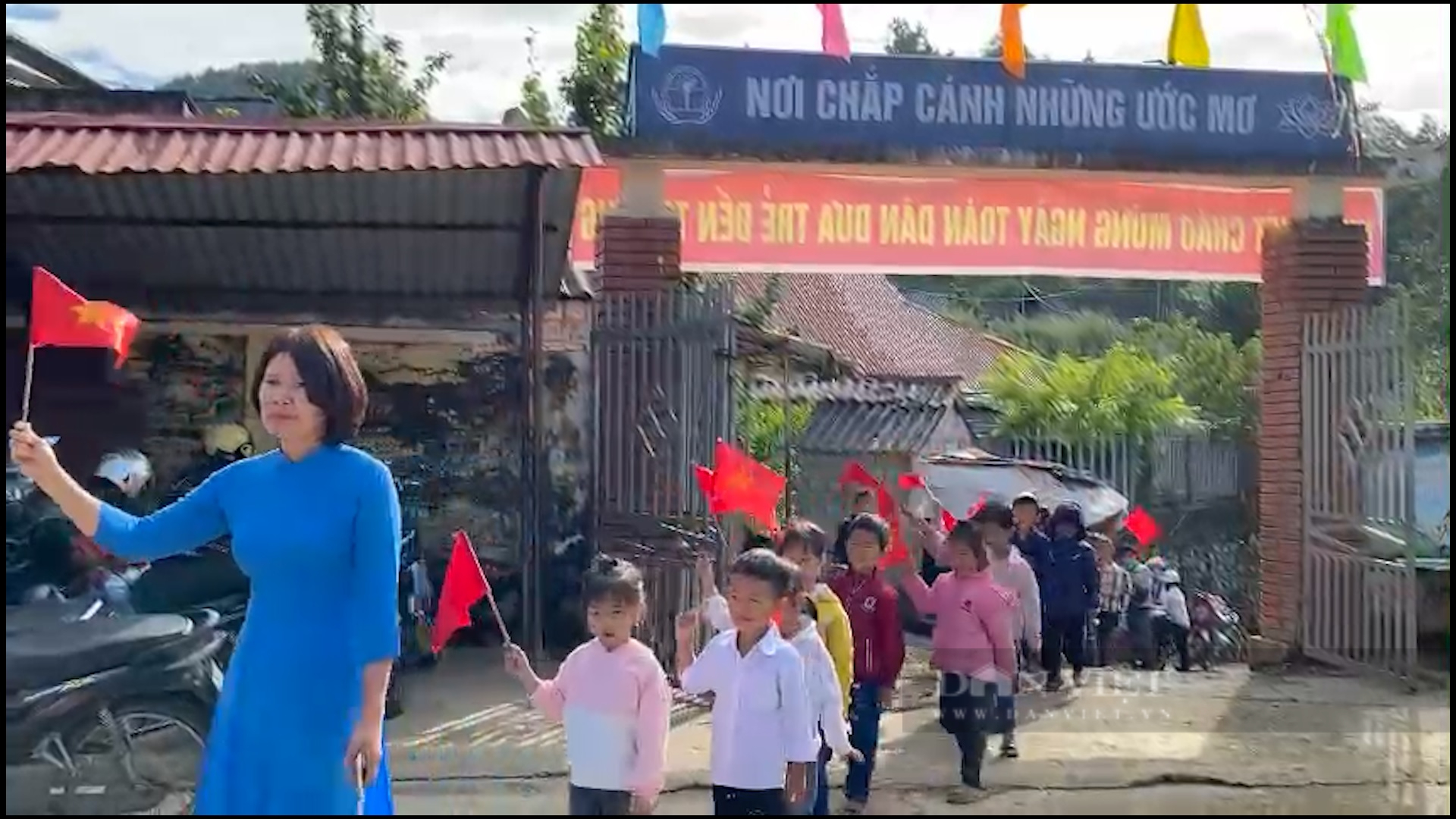 Trên 25 nghìn học sinh huyện biên giới ở Lai Châu tưng bựng dự lễ khai giảng - Ảnh 5. Trên 25 nghìn học sinh huyện biên giới ở Lai Châu tưng bựng dự lễ khai giảng - Ảnh 5.