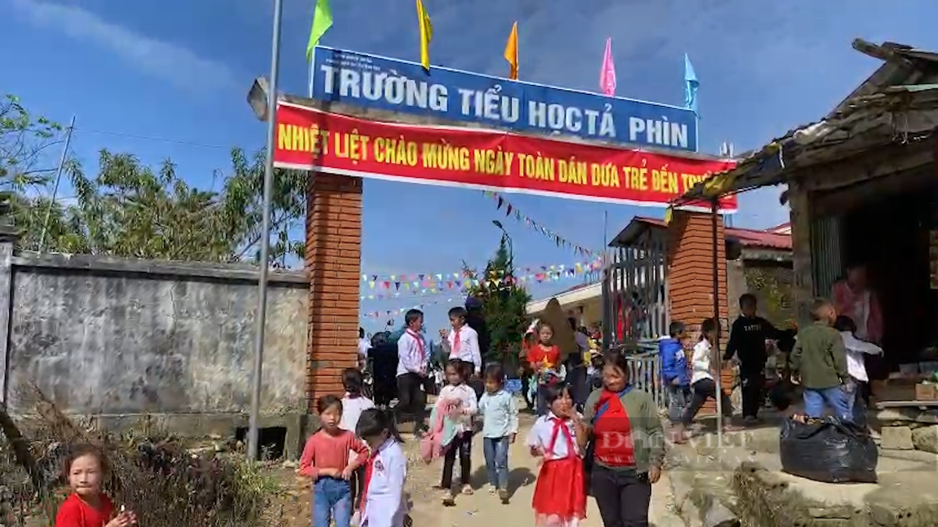 Trên 25 nghìn học sinh huyện biên giới ở Lai Châu tưng bựng dự lễ khai giảng - Ảnh 3. Trên 25 nghìn học sinh huyện biên giới ở Lai Châu tưng bựng dự lễ khai giảng - Ảnh 3.