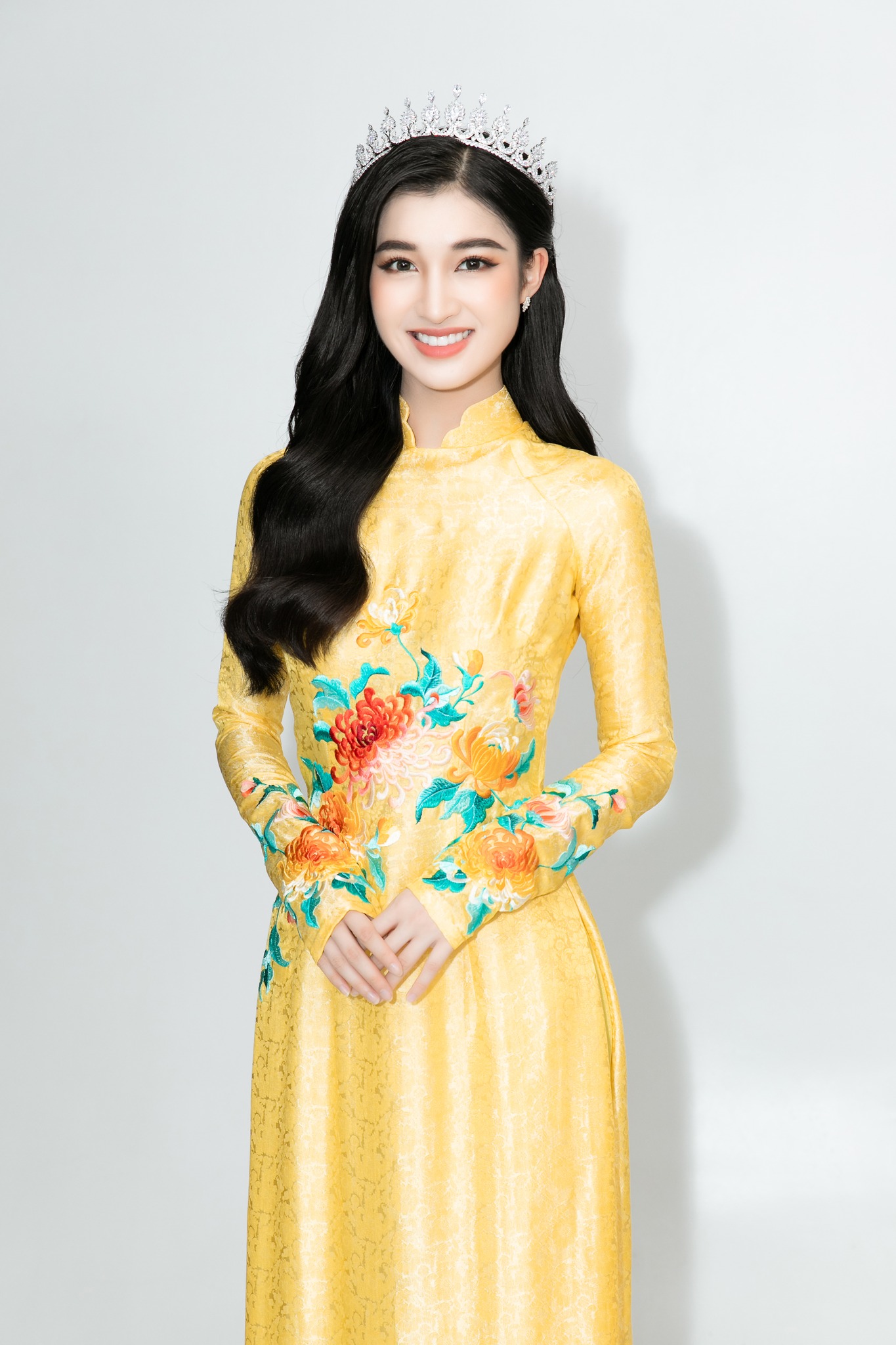 Áo dài - trang phục truyền thống của đất nước Việt Nam, là biểu tượng văn hóa và sự đẹp của đất nước. Hãy cùng đến để tham quan và tìm hiểu sự đa dạng về kiểu dáng và màu sắc của trang phục này.