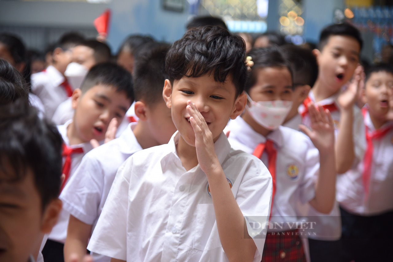 Clip: Học sinh Thủ đô hào hứng khai giảng năm học mới sau 2 năm Covid-19  - Ảnh 4.