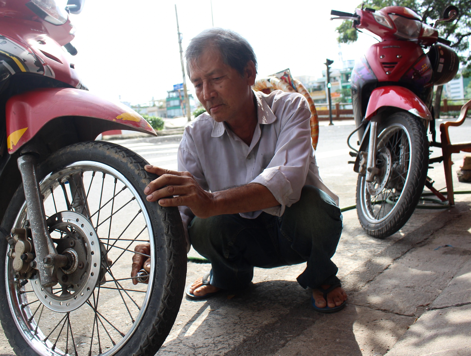 Cuộc sống không âm thanh của cặp vợ chồng tốt bụng - Ảnh 2.