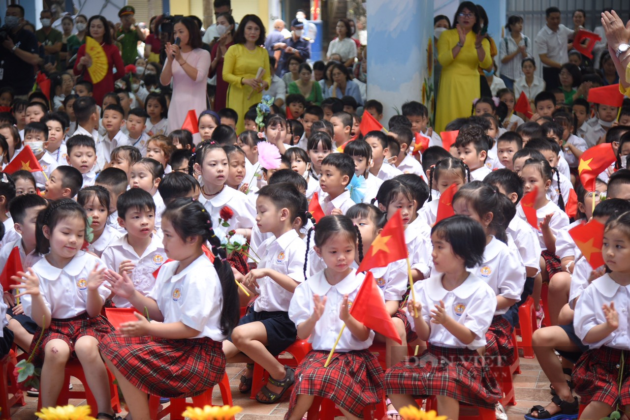 Clip: Học sinh Thủ đô hào hứng khai giảng năm học mới sau 2 năm Covid-19  - Ảnh 3.