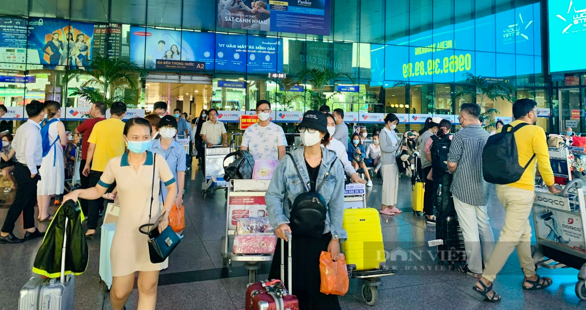 Ngày đầu sau kỳ nghỉ lễ, sân bay Tân Sơn Nhất vẫn chật ních người - Ảnh 1.