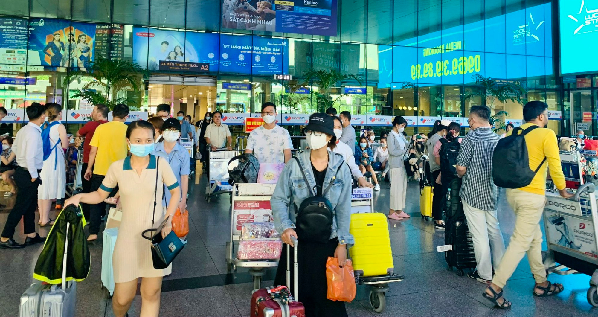 Nguy cơ mất khách của taxi truyền thống khi bị thu phí ra vào sân bay Tân Sơn Nhất - Ảnh 3.