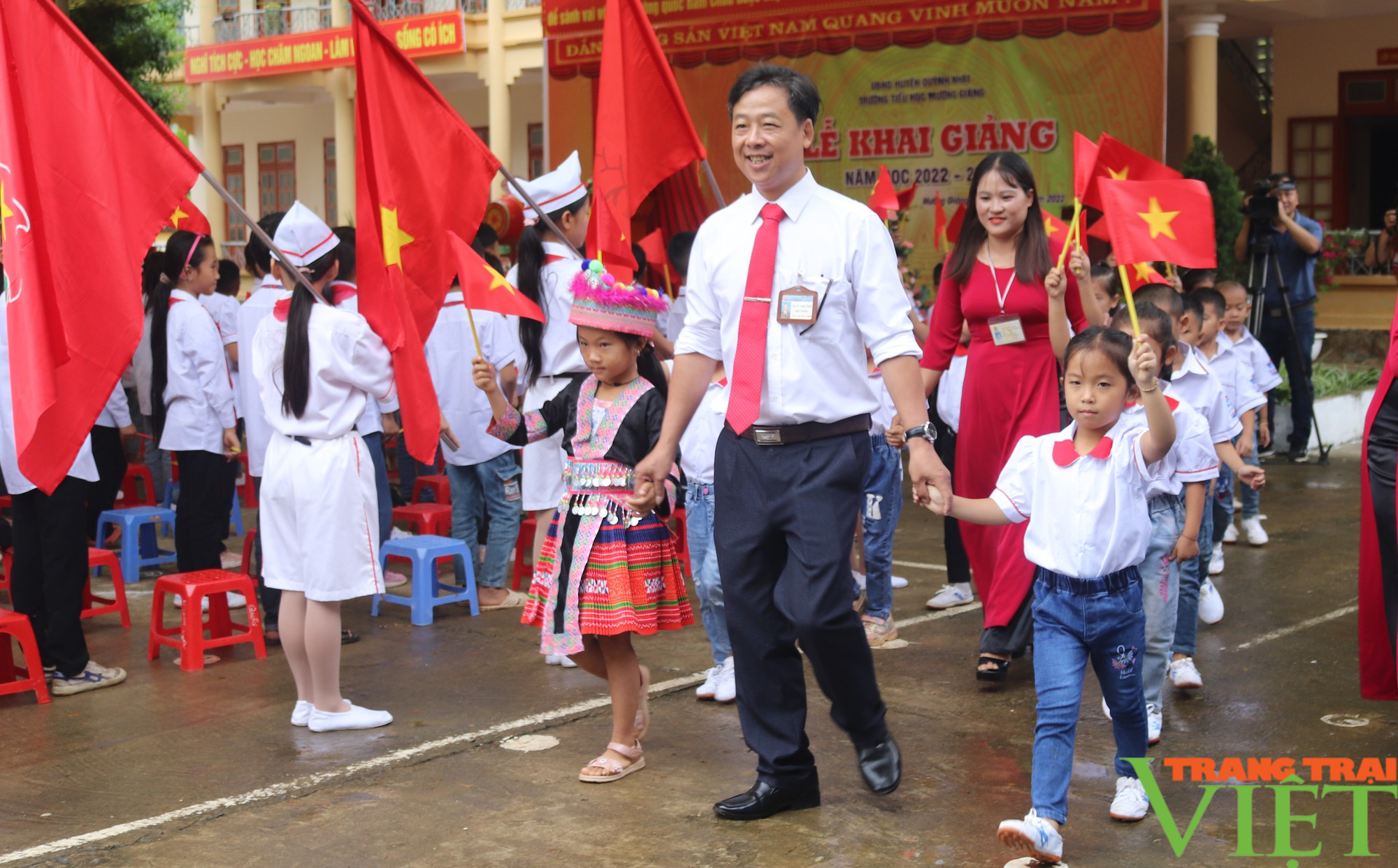 Phó Bí thư Thường trực Tỉnh uỷ Sơn La dự khai giảng năm học mới tại Trường Tiểu học Mường Giàng - Ảnh 6.