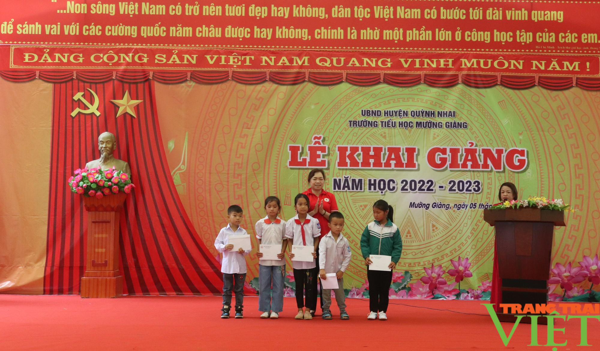 Phó Bí thư Thường trực Tỉnh uỷ Sơn La dự khai giảng năm học mới tại Trường Tiểu học Mường Giàng - Ảnh 9.