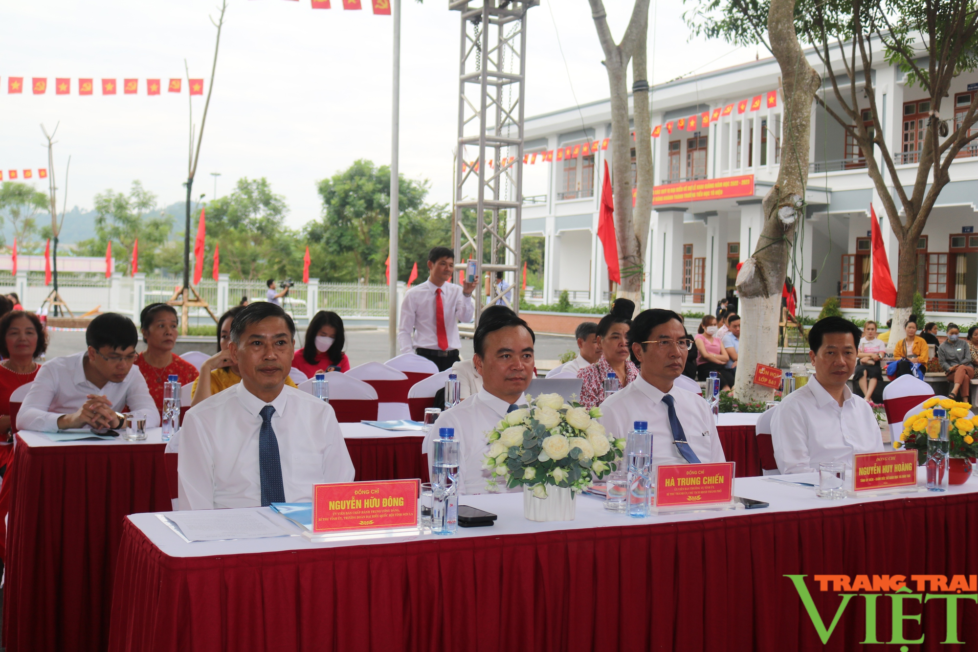   Bí thư Tỉnh ủy Sơn La Nguyễn Hữu Đông đánh trống khai giảng năm học mới tại Trường Tiểu học Tô Hiệu  - Ảnh 3.